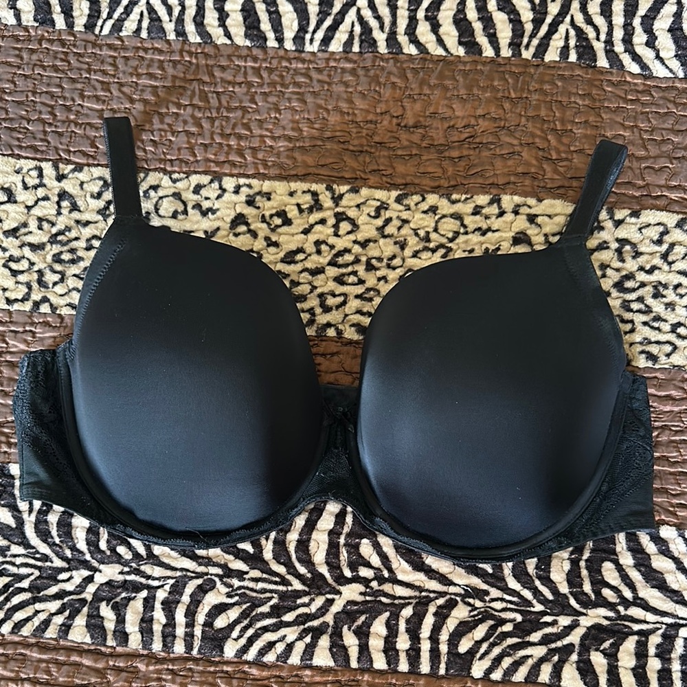 TORRID Black Women's Bra 42DD, pet/smoke free home.  Excellent used condition.